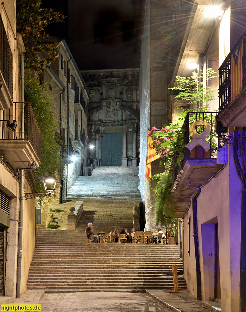 Girona. Altstadt. Calle Pujada Sant Domenec. Cafe Le Bistrot. Restaurant. Treppen zum Museu Biblic und zur Kirche Sant Marti di Girona