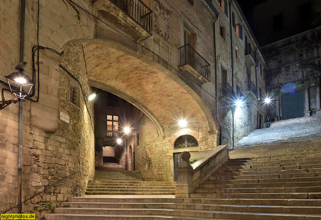 Girona. Altstadt. Calle Pujada Sant Domenec. Treppen zum Museu Biblic und zur Kirche Sant Marti di Girona
