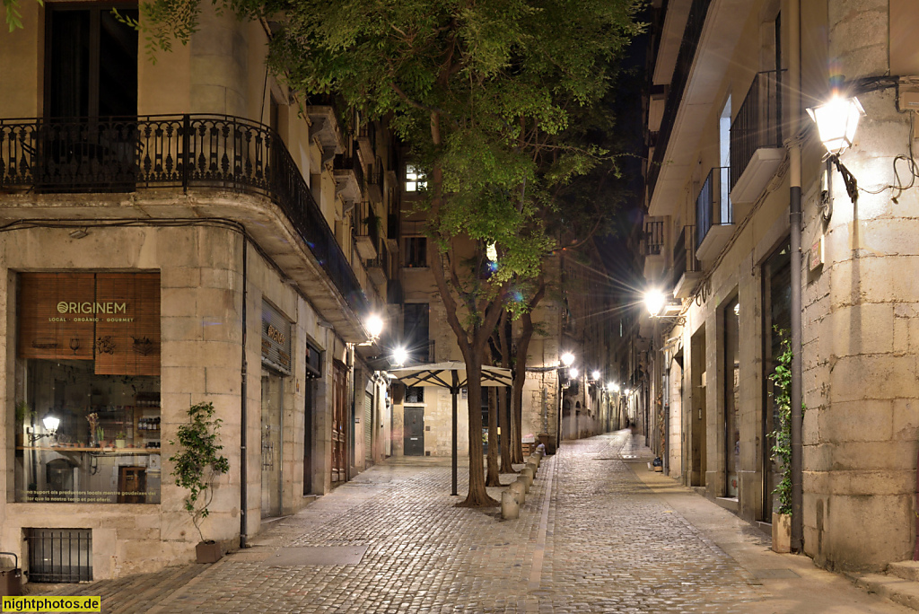 Girona. Altstadt. Carrer de la Forca. Placa del Correu Vell. Restaurant Brots De Vi. Mediterran. Ladenlokal Originem