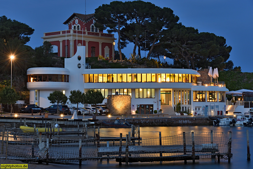 Sant Feliu de Guixols. Hafen. Seafood Restaurant 'Sa Marinada' erbaut in 1980er Jahren. Oben Museo del Salvament maritim erbaut 1890 als Seenotrettungsstation