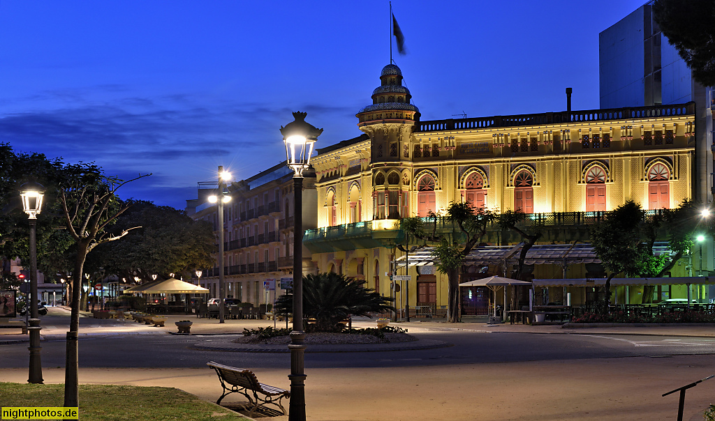Sant Feliu de Guixols. Nou Casino La Constància erbaut 1888-1890 von Guitart i Lostaló mit orientalischen Stilelementen. Erweitert 1899 von Manuel Vega March. Passeig dels Guíxols 1-3