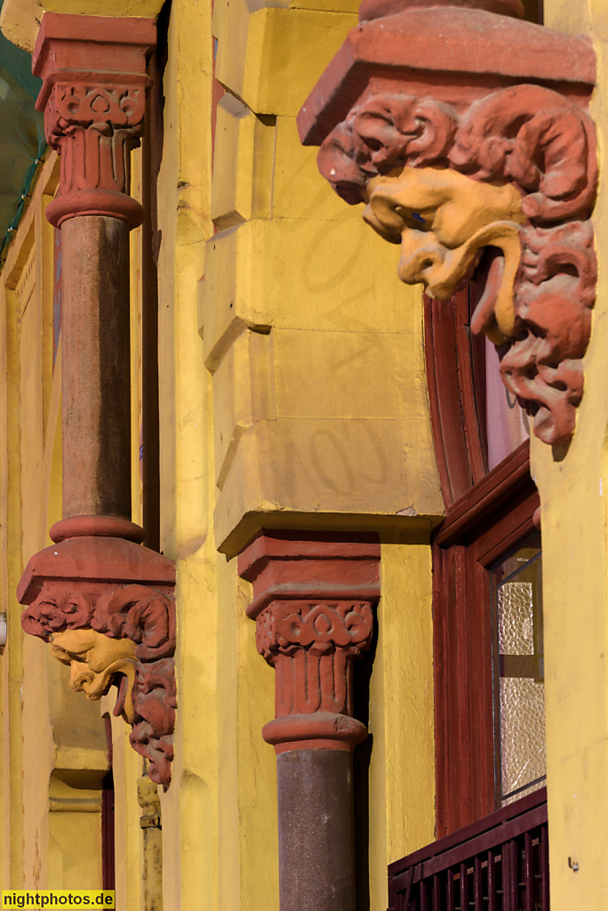 Sant Feliu de Guixols. Nou Casino La Constància erbaut 1888-1890 von Guitart i Lostaló mit orientalischen Stilelementen. Erweitert 1899 von Manuel Vega March. Passeig dels Guíxols 1-3