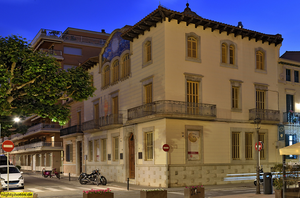 Sant Feliu de Guixols. Les cases Patxot. Erbaut 1917 von Albert Juan i Torner für Rafael Patxot i Jubert. Seit 1986 Sitz der Handelskammer. Passeig del mar 39-40 