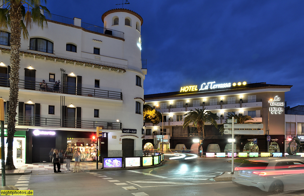 Platja d'Aro. Avinguda s'Agaro. Avinguda de Castell d'Aro. Hotel Cliper. Hotel La Terrassa. Rotonda Costa Brava. Delphin Skulptur. Dofins