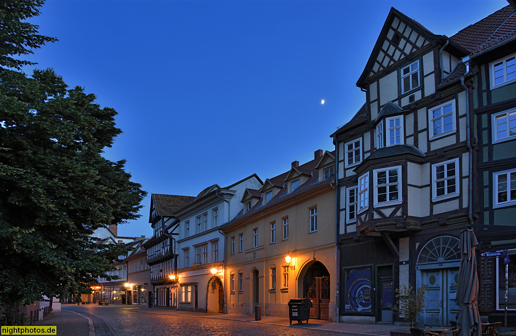 Quedlinburg. Bürgerhof erbaut 1665 im Frühbarock von Zimmermeister Andreas Bock. Fackwerk mit Zwerchhaus und Erker. Marktstrasse 9. Hinten Schneemelcher-Haus Marktstrasse 6