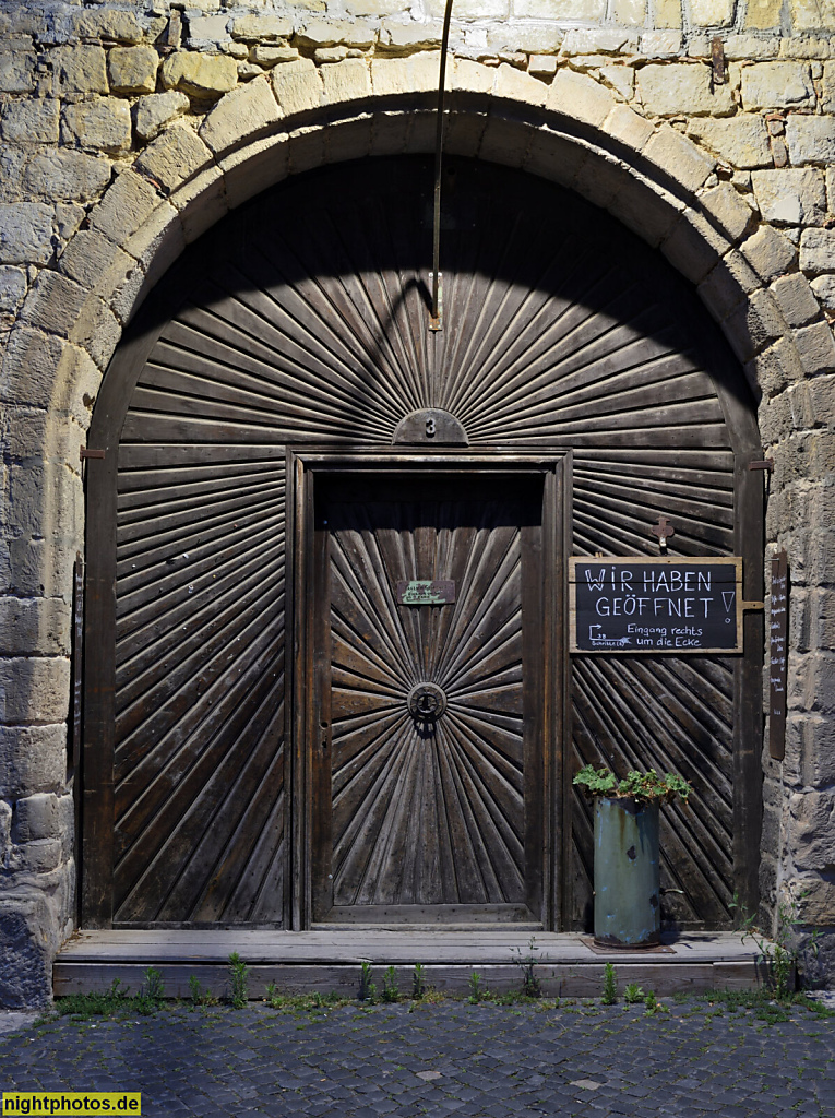 Quedlinburg. Cafe Ruinenromantik seit 2020. Erbaut um 1600 als Kaufmannshof. Erneuert 1730. Brandschaden Silvester 2004. Rundbogentor mit Strahlentürblatt. Kornmarkt 3