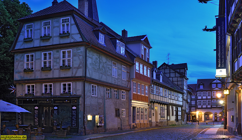 Quedlinburg. Fachwerk am Marktkirchhof 14-18. Erbaut um 1700 als Wohnhäuser. Vorne Restaurant Benedikt