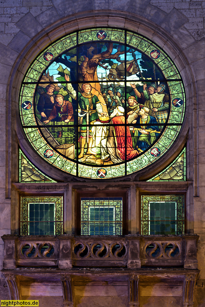 Quedlinburg. Rathaus erbaut ab 1300 aus Werkstein. Rundfenster des Sitzungssaals mit Glasgemälde auf Bleiglas erschaffen 1901 von Ferdinand Müller