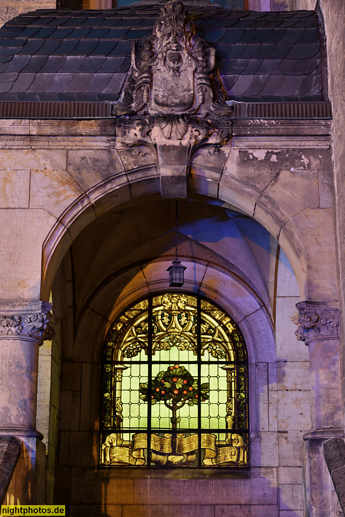 Quedlinburg. Rathaus erbaut ab 1300 aus Werkstein. Seitenfenster mit Glasmalerei. Säulen Arkade vor Rundbogenfenster