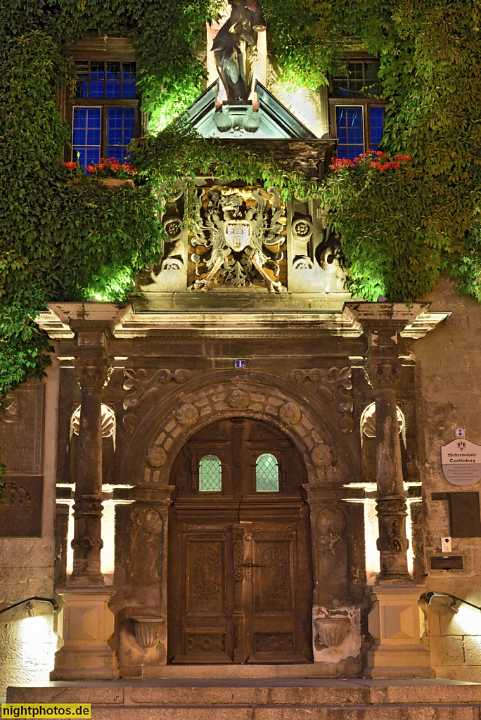 Quedlinburg. Rathaus erbaut ab 1300 aus Werkstein. Säulenportal von 1616 mit Sitznischen. Reichsadler mit Brustschild. Oben Abundantia als römische Göttin des Überfluss. Markt 1