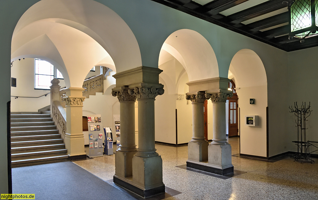 Quedlinburg. Rathaus erbaut ab 1300. Eingangshalle mit Tonnengewölbe auf Doppelsäulen und Pfeilern. Treppenhaus