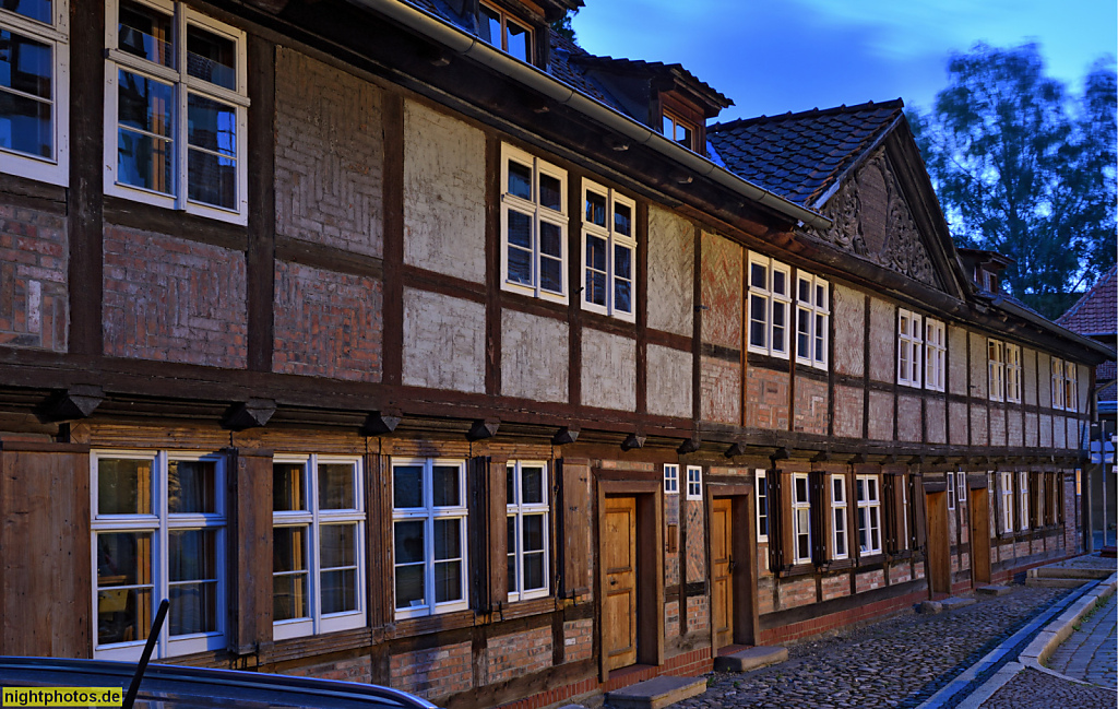 Quedlinburg. Ferienwohnungen. Erbaut 1713 als Präbendehaus des Heiliggeist-Hopital. Fachwerk mit barocken Schmuckelementen. Saniert Ende 1990er Jahre. Am Hospital 1