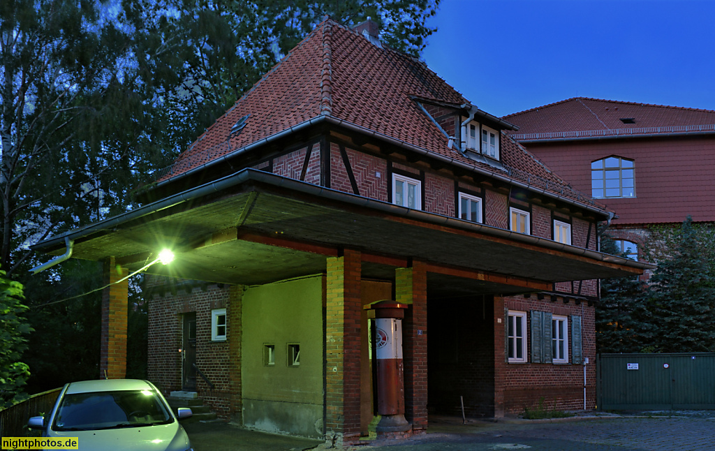 Quedlinburg. Wohnhaus mit historischer Tankstelle. Erbaut 1938 von Herbert Puls in Backstein. Obergeschoss Fachwerk mit gemauerten Ausfachungen. Walmdach. Am Hospital 2