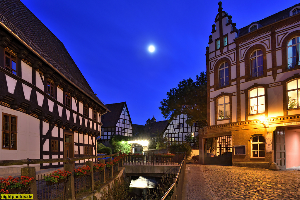 Quedlinburg. Links BauBeCon Sanierungsträger GmbH im Kaufmannshof erbaut um 1560. Word 3. Mitte Adelshof. Wordgasse 4. Rechts 'Bunter Hof am Ständerhaus'. Backsteingebäude erbaut 1896 durch Fa. Robert Riefenstahl in Industriearchitektur. Wordgasse 5