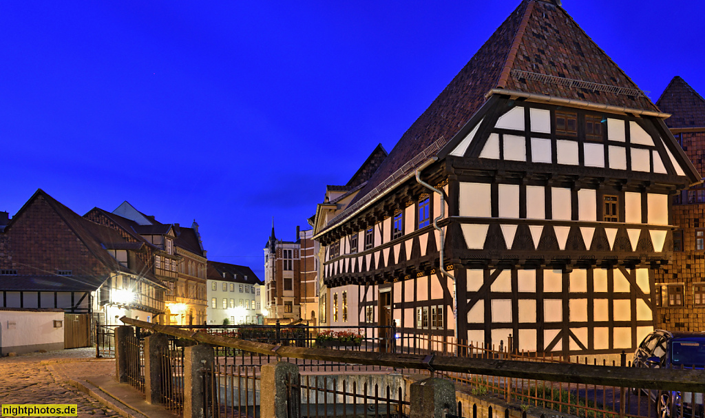 Quedlinburg. Links BauBeCon Sanierungsträger GmbH im Kaufmannshof erbaut um 1560 in Fachwerk. Word 3