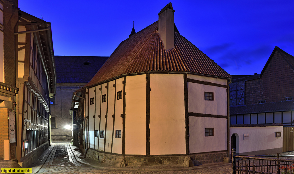 Quedlinburg. Fachwerkmuseum Ständerbau. Erbaut 1346-1347 lt. dendrologischer Analyse. Bewohnt bis 1968. Museum seit 1976. Brandanschlag 1997. Wordgasse 3