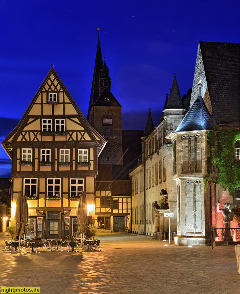 Quedlinburg. Boulevard Cafe. Wohnhaus erbaut im 16. Jhdt in Fachwerk. Hoken 1. Westseite Rathaus mit gotischem Archivturm aus 14. Jhdt. und Roland Statue