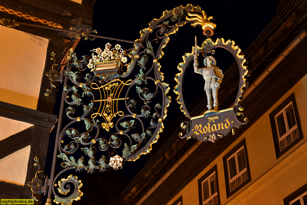 Quedlinburg. Cafe zum Roland. Wohnhaus erbaut um 1600 in Fachwerk. Namenseichen für das Cafe Roland mit Roland Statue. Breite Strasse 1