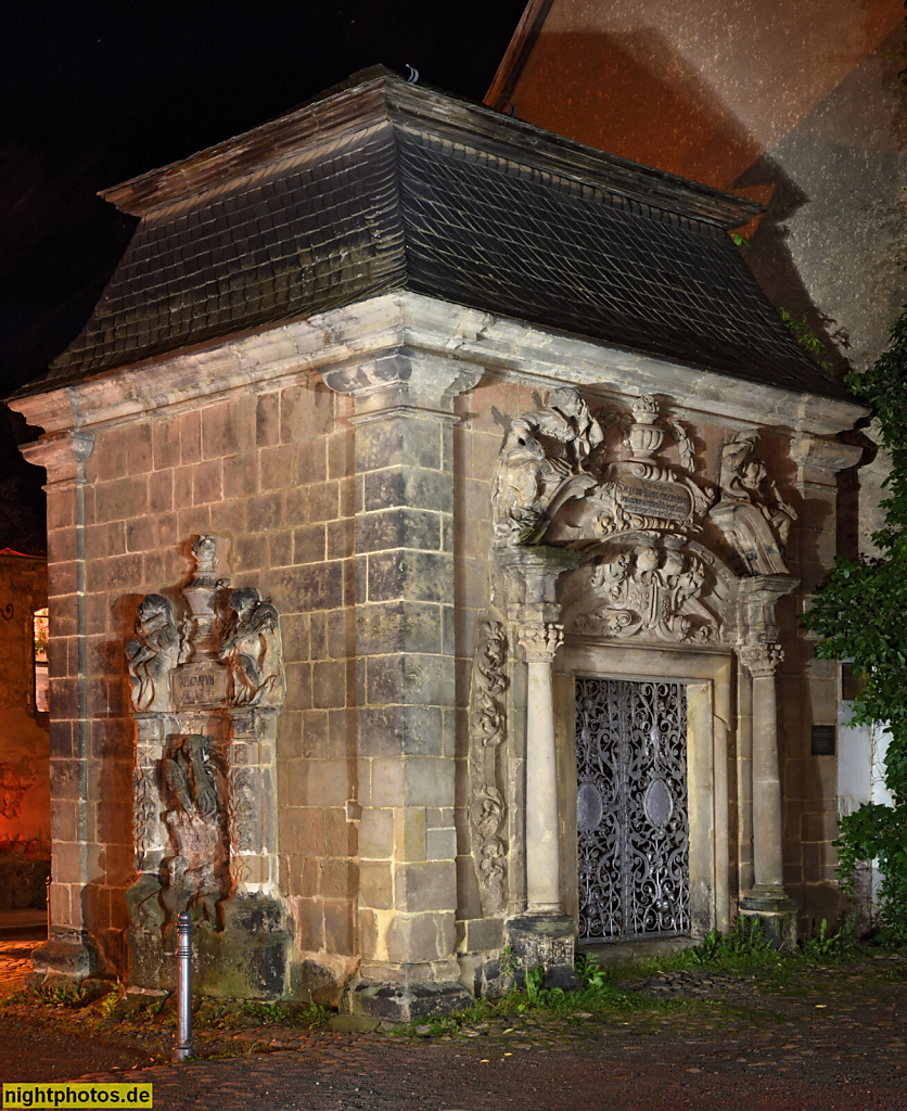 Quedlinburg. Goetzesches Mausoleum. Gruftanlage erbaut 1726 für Familie Gebhard. Übernommen 1771 von Bürgermeister Johann Andreas Goetz. Barocker Säulenportikus mit schmiedeisernem Türgitter. Marktkirchhof