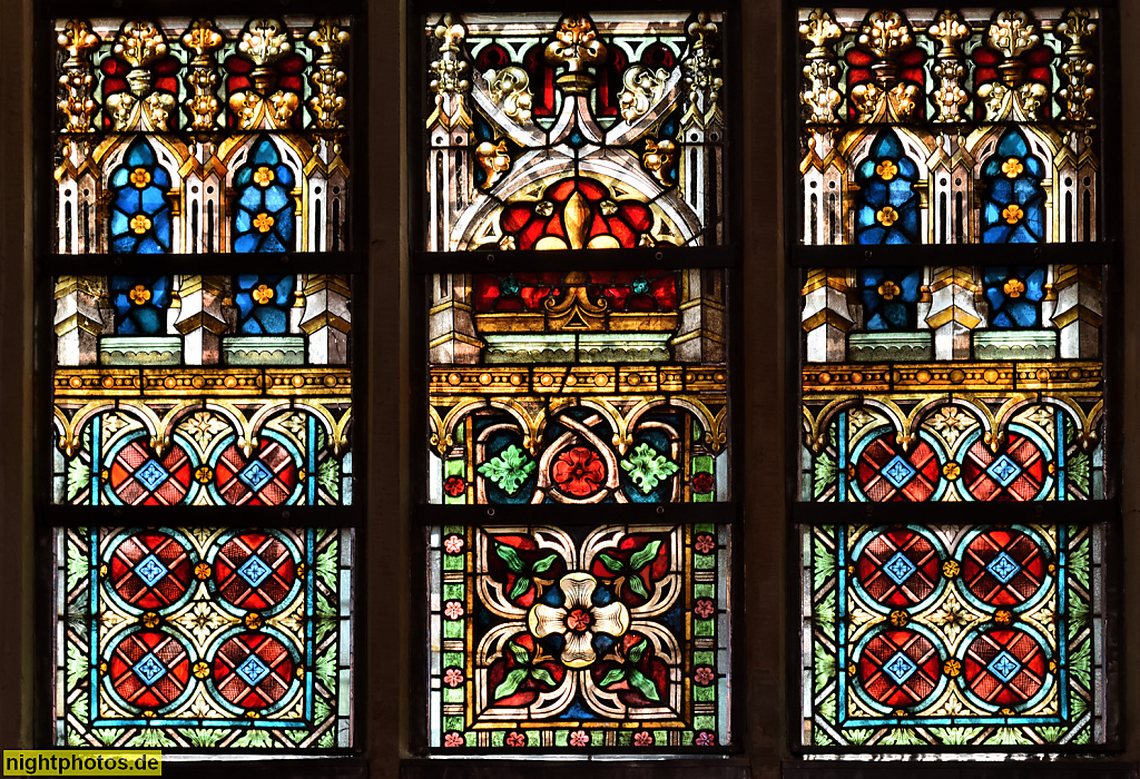 Quedlinburg. Evangelische Kirche St. Nikolai. Hallenkirche erbaut vor 1222. Heute gotisch. Glasmalerei von Glasmalereianstalt Ferdinand Müller erschaffen Anfang 20. Jhdt