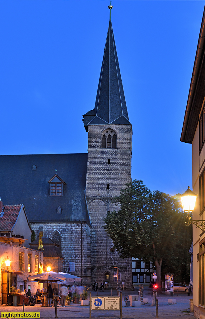 Quedlinburg. Marktkirche St. Benedikti im Marktkirchhof. Romanisch erbaut. Geweiht 1173. Umbau 15. Jhdt spätgotisch. Cafe Ruinenromantik am Kornmarkt