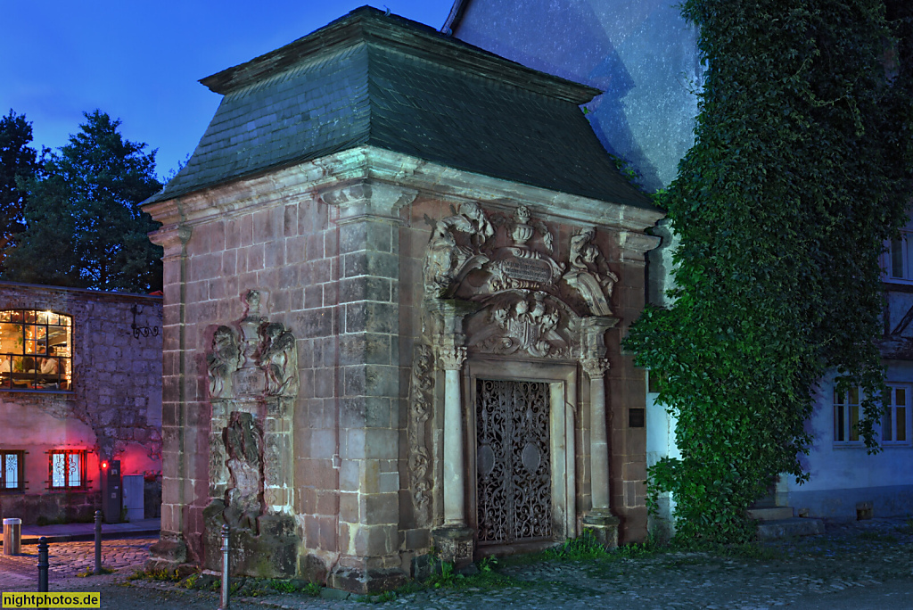 Quedlinburg. Goetzesches Mausoleum. Gruftanlage erbaut 1726 für Familie Gebhard. Übernommen 1771 von Bürgermeister Johann Andreas Goetz. Barocker Säulenportikus mit schmiedeisernem Türgitter. Marktkirchhof