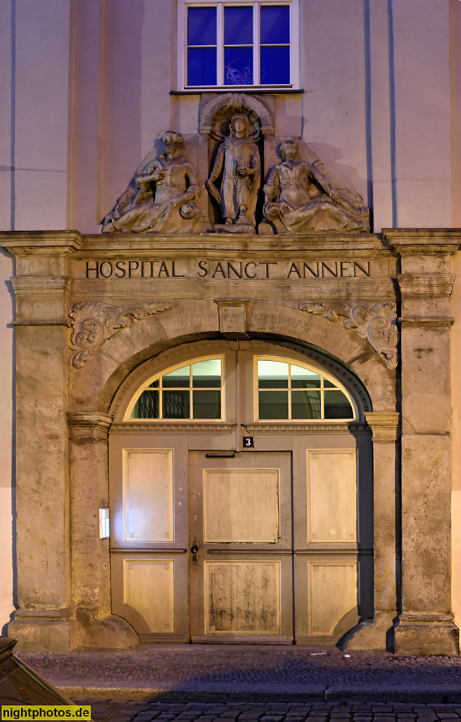 Quedlinburg. Ehemaliges St.-Annen-Hospital erbaut 1799 in Spätbarock. Portal. Zwischen den Städten 3