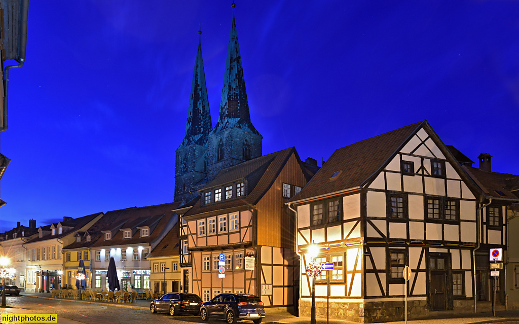 Quedlinburg. Neustädter Markt. Fachwerk an der Pölkenstrasse. Hinten Kirche St. Nikolai