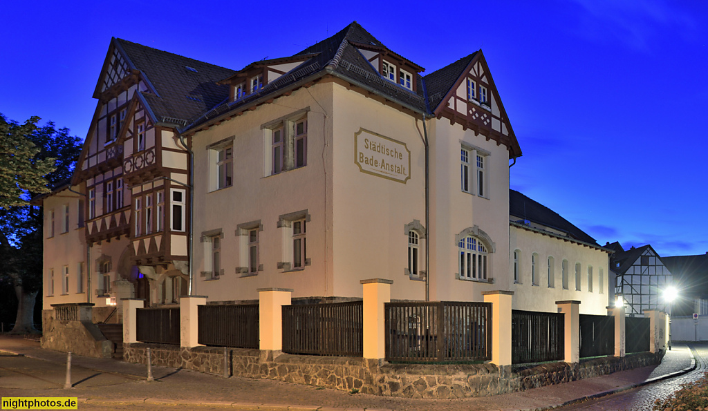 Quedlinburg. Stadtbad erbaut 1908 als Badeanstalt. Dachgeschoss und Erker in Fachwerk. GutsMuths-Strasse 6 Ecke Damm