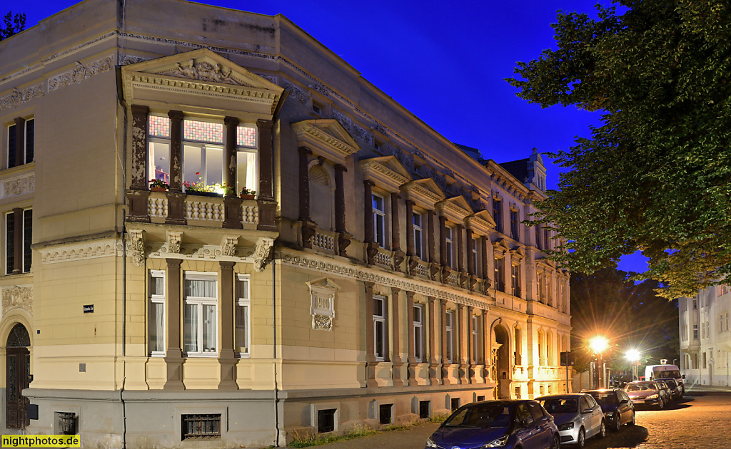 Quedlinburg. Wohnhaus erbaut 1900 in Spätklassizismus. Erker mit Schmuckkonsolen. GutsMuths-Strasse 1