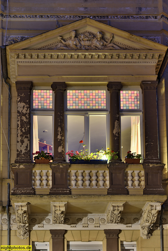 Quedlinburg. Wohnhaus erbaut 1900 in Spätklassizismus. Erker mit Schmuckkonsolen. GutsMuths-Strasse 1