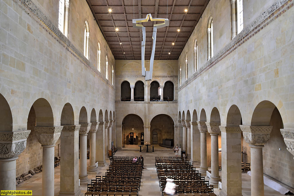 Quedlinburg. St. Servatius. Als romanische Basilka 1070-1129 erbaute Stiftskirche auf dem Schlossberg. Damenstift gegründet 936. MIttelschiff mit Triumphkreuz  von Thomas Leu