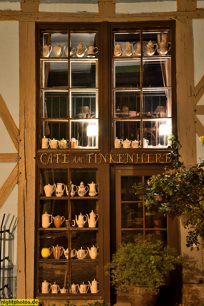 Quedlinburg. Sprossenfenster in Fachwerk vom Cafe am Finkenherd. Fachwerk. Schlossberg 15