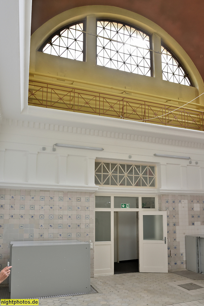 Neukölln Krankenhaus. Erbaut 1902-1910 von Reinhold Kiehl als städtisches Krankenhaus Rixdorf. Ehemaliges Badehaus. Original Motiv Fliesen. Rudower Strasse 56