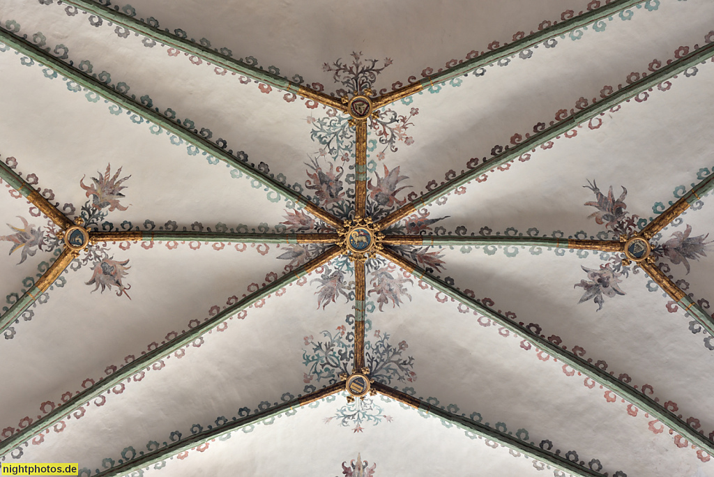 Lübeck Koberg Heiligen-Geist-Hospital erbaut 1286 als Sozialeinrichtung mit Kirche. Netzrippengewölbe mit Schlussstein. Deckenmalerei floral ornamentiert