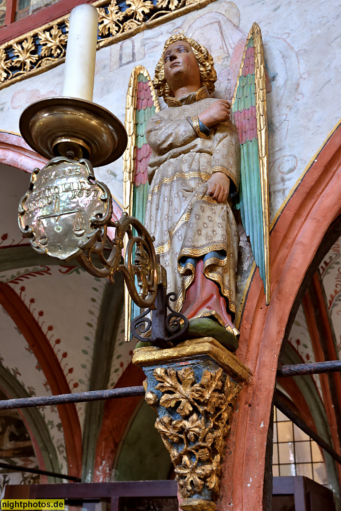 Lübeck Koberg Heiligen-Geist-Hospital erbaut 1286 als Sozialeinrichtung mit Kirche. Wandschmuck oberhalb der Pfeiler vom Lettner