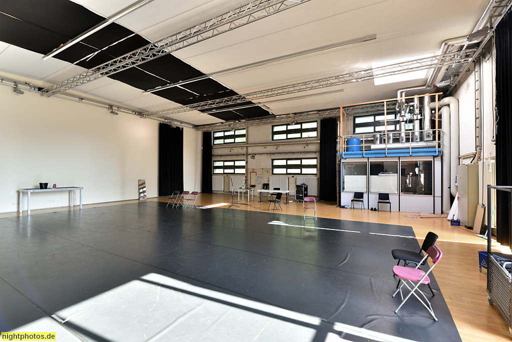 Berlin Mitte Gesundbrunnen Uferstudios für zeitgenössischen Tanz erbaut 1928 von Jean Krämer als Strassenbahnbetriebshof. Ehemaliges Werkstattgebäude