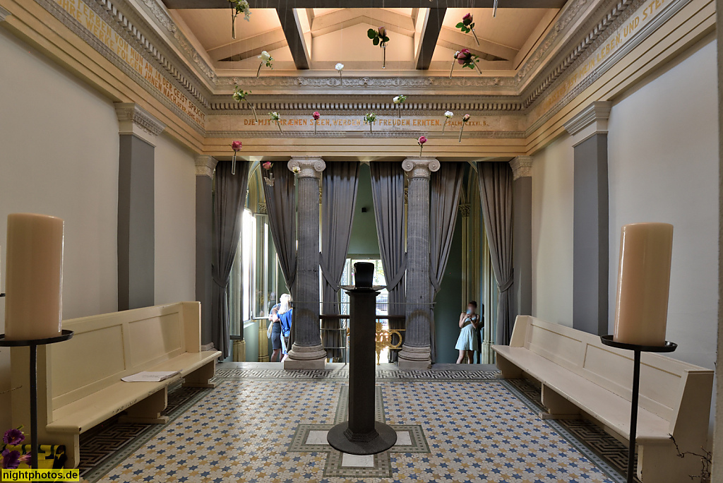 Berlin Kreuzberg. Friedhof Dreifaltigkeit II. Mausoleum Kunzemann und Bornhagen. Erbaut 1868 von Wilhelm Kunzemann als dorischer Prostylustempel. Saniert 2019-2023 von DForm Kilian Enders