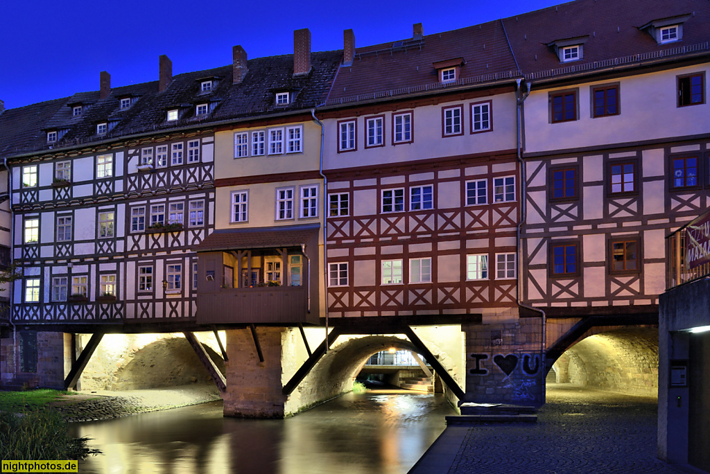 Erfurt. Krämerbrücke über den Breitstrom (Gera) mit Wohn- und Geschäftshäusern aus Fachwerk. Erbaut 1325. Erneuert 1472