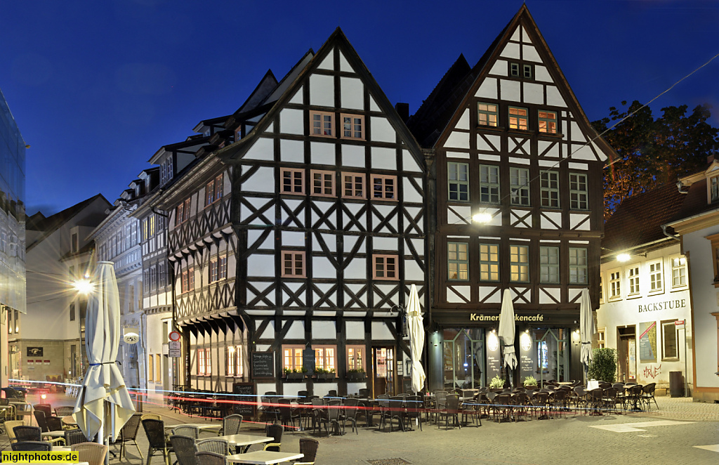 Erfurt. Fachwerk am Benediktsplatz. Wohn- und Geschäftshaus 'Zum Keller' Michaelisstrasse 49 (links). Wohn- und Geschäftshaus 'Zum güldenen Kreuz' mit Krämerbrückencafe Kreuzgasse 1