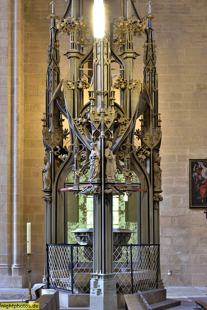 Erfurt. Severikirche gotisch erbaut 1270-1500 als Hallenkirche auf früherer Kirche. Taufstein mit Taufschale unter Baldachin in spätgotischer Steinmetzkunst