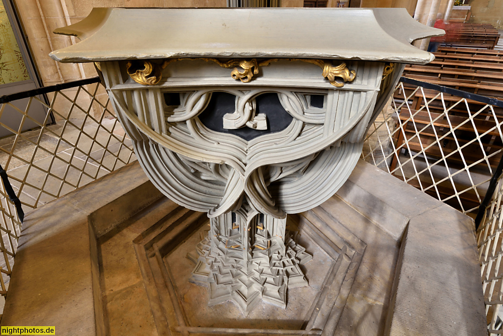 Erfurt. Severikirche gotisch erbaut 1270-1500 als Hallenkirche auf früherer Kirche. Taufstein mit Taufschale unter Baldachin in spätgotischer Steinmetzkunst