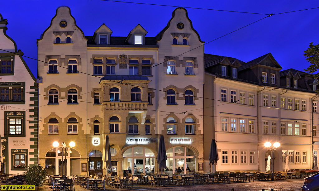 Erfurt. Restaurant Schnitzler. Putzbau mit übergiebelten Seitenrisaliten. Erbaut 1905-1906. Erker. Korbbogenfenster im EG. Giebelgauben. Domplatz 32