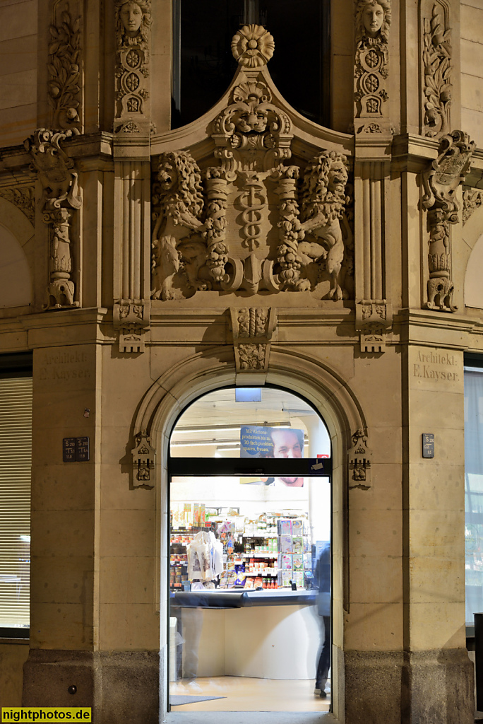 Erfurt. Tegut. Erbaut mit historisierendem Korbbogenportal und Erker von Architekt Eduard Kayser. Marktstrasse 28-31