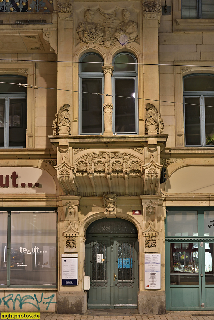 Erfurt. Tegut. Erbaut mit historisierendem Korbbogenportal und Erker von Architekt Eduard Kayser. Marktstrasse 28-31