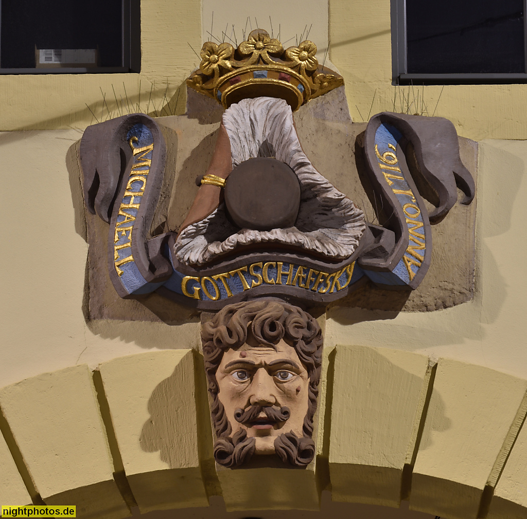 Erfurt. Portal Schlussstein am Wohn- und Geschäftshaus 'Markthof' Marktstrasse 34 mit Inschrift 'Michaell Gottschaeffsky'
