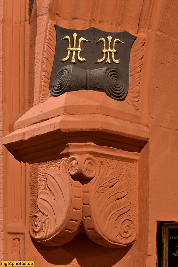 Erfurt. Haus 'Zum Güldenen Rade' erbaut bis 1480 als Patriziersitz. Umbau 1551. Tabakfabrik 1767-1960. Staffelbogen mit Konsole. Marktstrasse 50