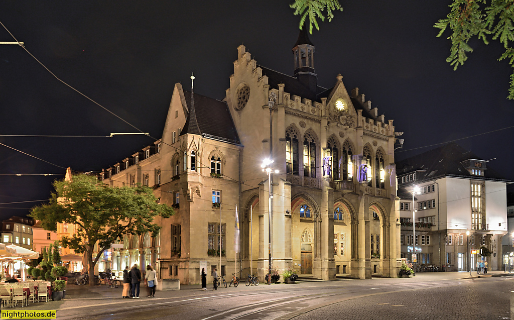Erfurt. Rathaus neugotisch erbaut 1869-1875 von Theodor Sommer. Rechts Sparkasse erbaut 1934-1935 im Stil der Neuen Sachlichkeit von Johannes Klass. Fischmarkt 1