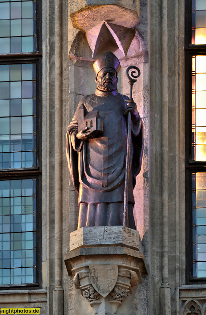 Erfurt. Rathaus neugotisch erbaut 1869-1875 von Theodor Sommer. Wandstatue von Bonifatius. Fischmarkt 1