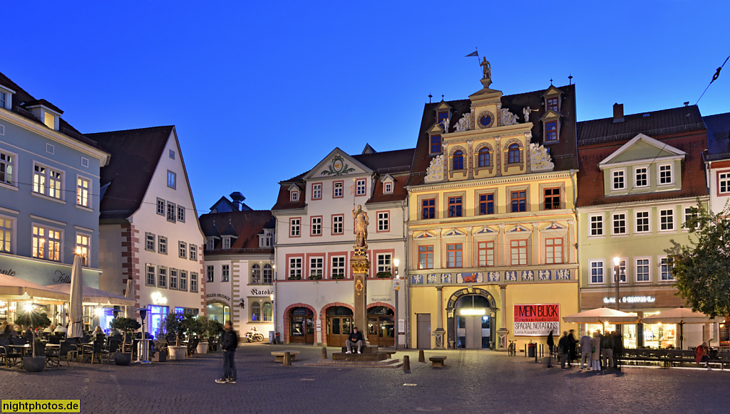 Erfurt. Ratskeller mit Keller-Passage. Haus zur Güldenen Krone. Haus zum Roten Ochsen. Erbaut 1562 für Ratsherr Jacob Naffzer. Davor Denkmal mit Römer. Fischmarkt 5-7